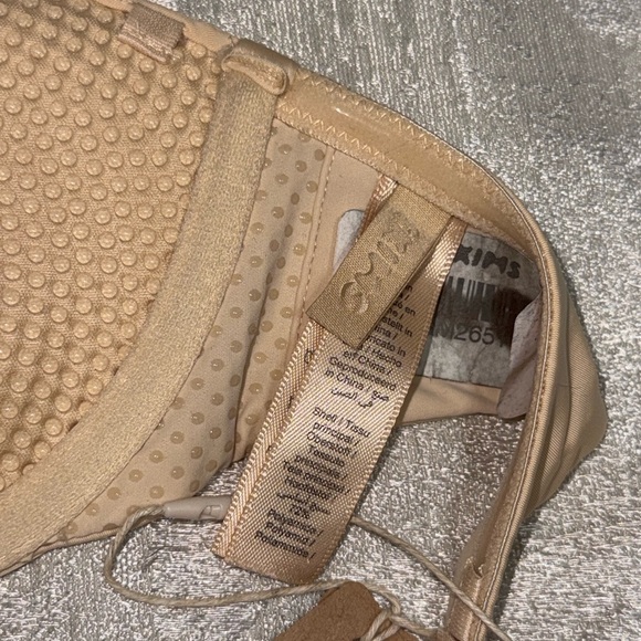 SKIMS Nude Strapless Bra and Panty Set - Picture 6 of 8